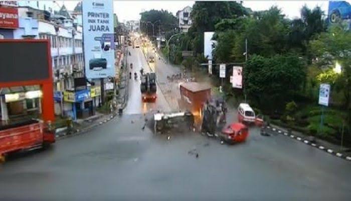 Akibat Rem Blong, Truck Tronton Menabrak Puluhan Kendaraan di Lampu Merah