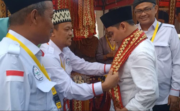 Penyematan Cindra Mata Dari DPW PETANESIA Lampung Kepada Wakil Bupati Mojokerto