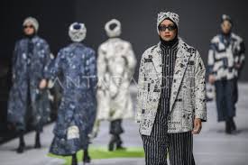 Tren Fashion Indonesia 2025: Perpaduan Budaya Lokal dan Gaya Modern